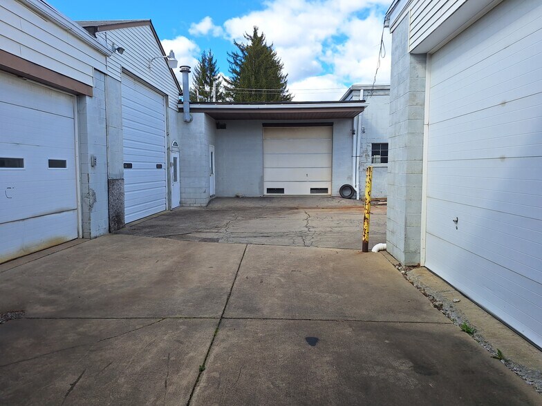 More Photos Of 200 Grand Ave, Clarion Warehouse For Lease