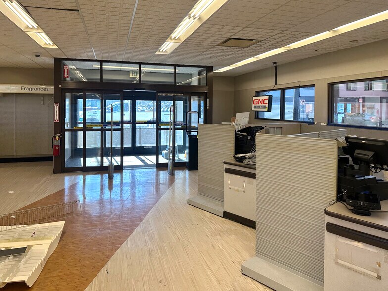 More Photos Of 411 Harris St, Eureka General Retail For Lease