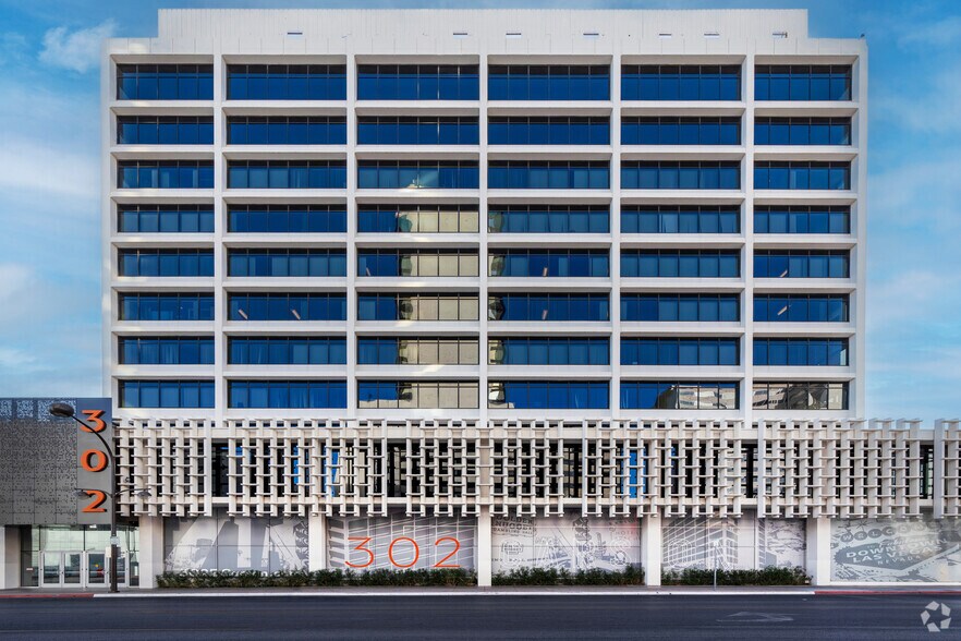 More Photos Of 302 E Carson Ave, Las Vegas Office For Lease