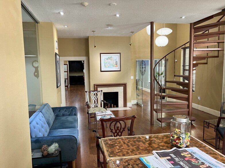 More Photos Of 350 E Pine St, Orlando Coworking Space