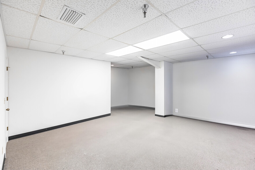 More Photos Of 12155 Metro Pky, Fort Myers Showroom For Sale