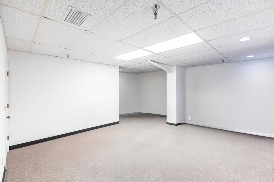 More Photos Of 12155 Metro Pky, Fort Myers Showroom For Lease