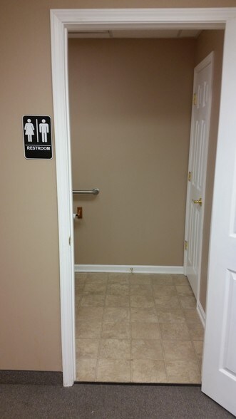 More Photos Of 601 N Shore Dr, Jeffersonville Medical For Sale