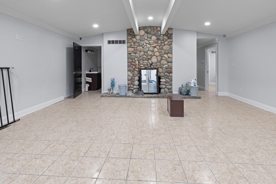 More Photos Of 2020 Dixie Hwy, Waterford Freestanding For Lease