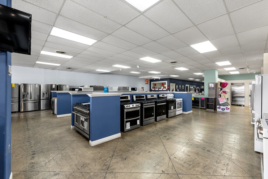 More Photos Of 3101 N 10th St, McAllen General Retail For Lease