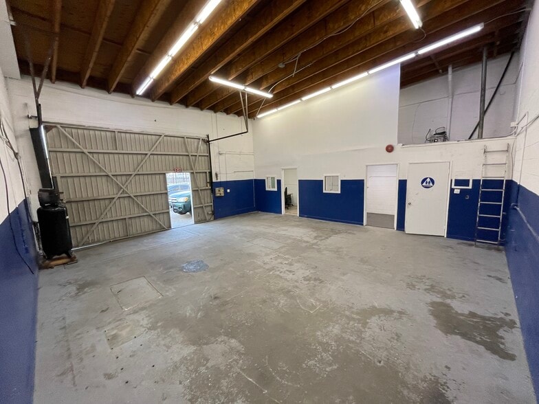 More Photos Of 10702 Magnolia Blvd, North Hollywood Auto Repair For Lease