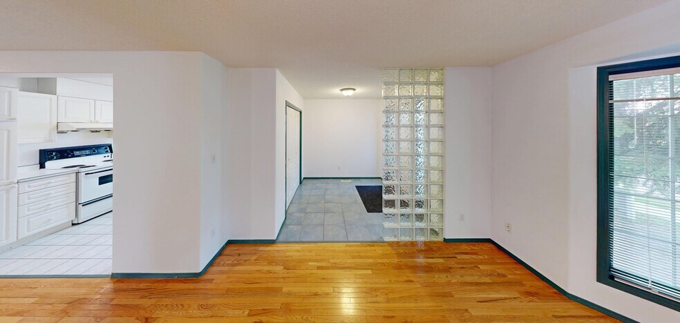 More Photos Of 10941 81 Av NW, Edmonton Dormitory For Sale