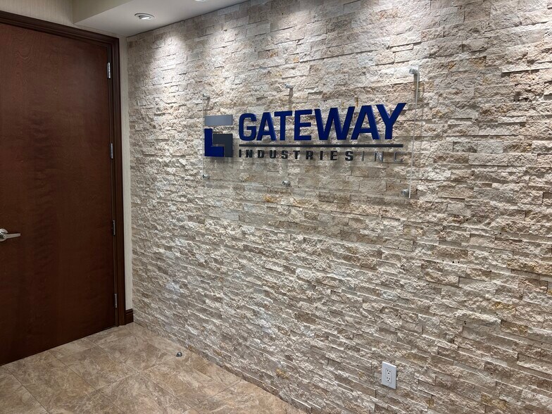 More Photos Of 77 Newbridge Rd, Hicksville Office For Lease