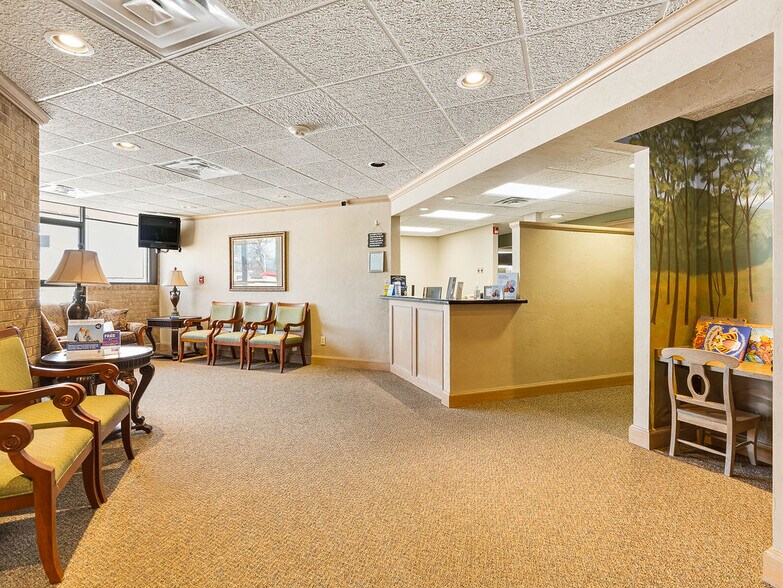 More Photos Of 931 Arlington St, Ada Office For Sale