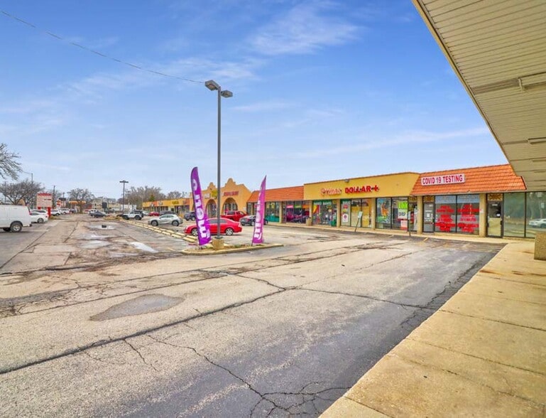 More Photos Of 1736-1790 W Algonquin Rd, Arlington Heights Storefront For Lease