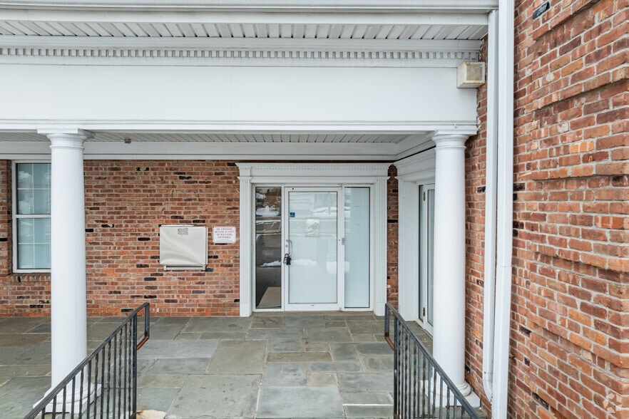 More Photos Of 195 Merritts Rd, Farmingdale Office For Lease