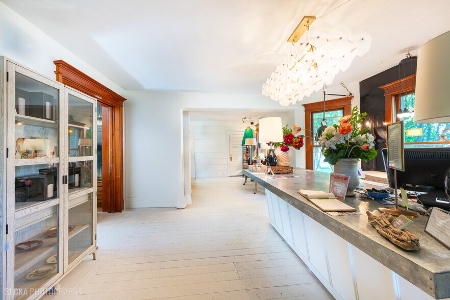 More Photos Of 428 W State St, Geneva Freestanding For Sale