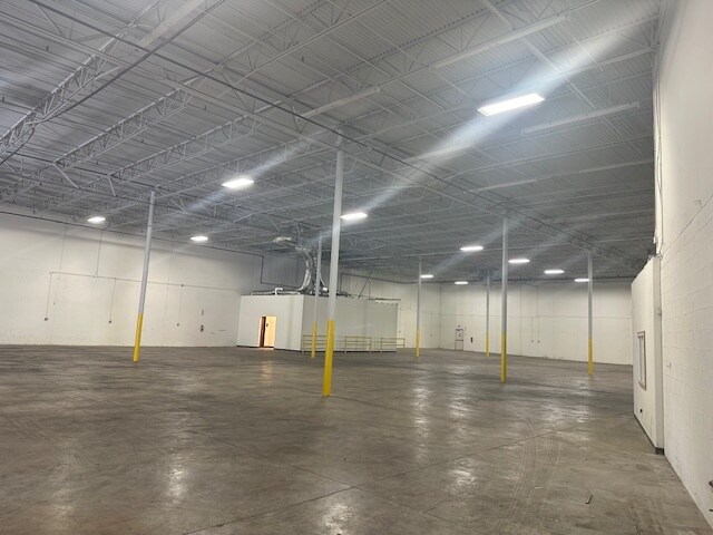 More Photos Of 734 W Carrier Pky, Grand Prairie Warehouse For Lease