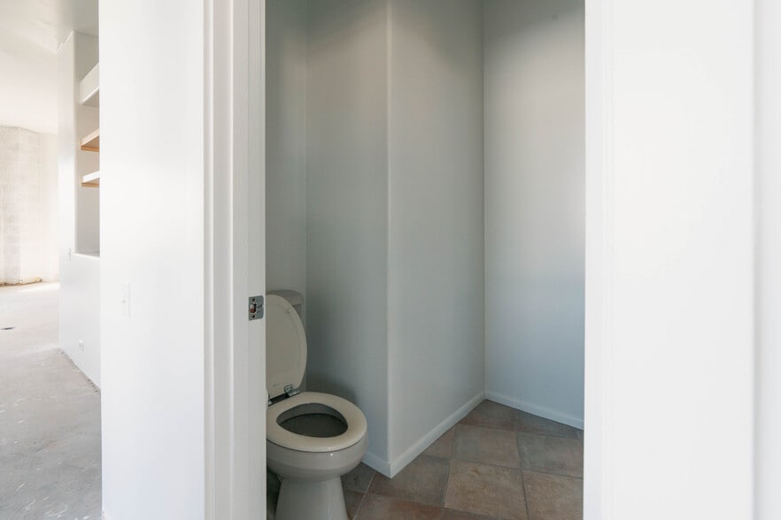 More Photos Of 1709 Kalani St, Honolulu Freestanding For Sale