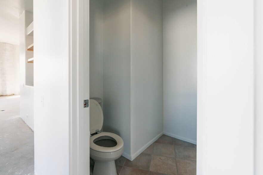 More Photos Of 1709 Kalani St, Honolulu Freestanding For Lease