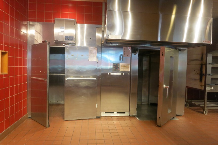 More Photos Of 1901 Hamilton Blvd, Sioux City General Retail For Sale