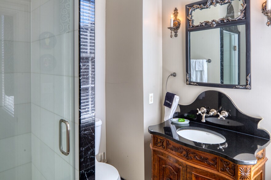 More Photos Of 14 E Taylor St, Savannah Specialty For Sale