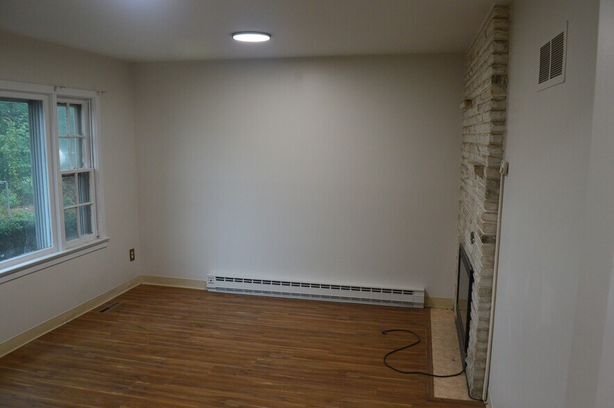 More Photos Of 1457 Nottingham Way, Hamilton Office For Sale