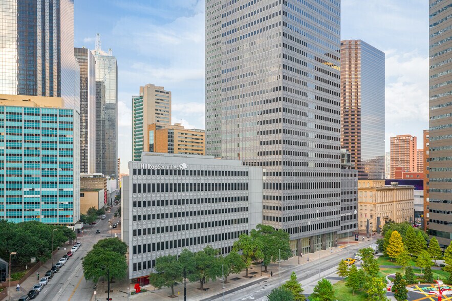 More Photos Of 325 N Saint Paul St, Dallas Office For Sale