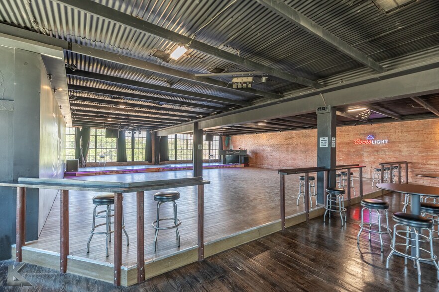 More Photos Of 141 Oak St, Abilene Storefront Retail Office For Sale