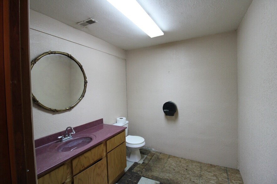 More Photos Of 200 2nd st, Mammoth Spring Office Residential For Sale