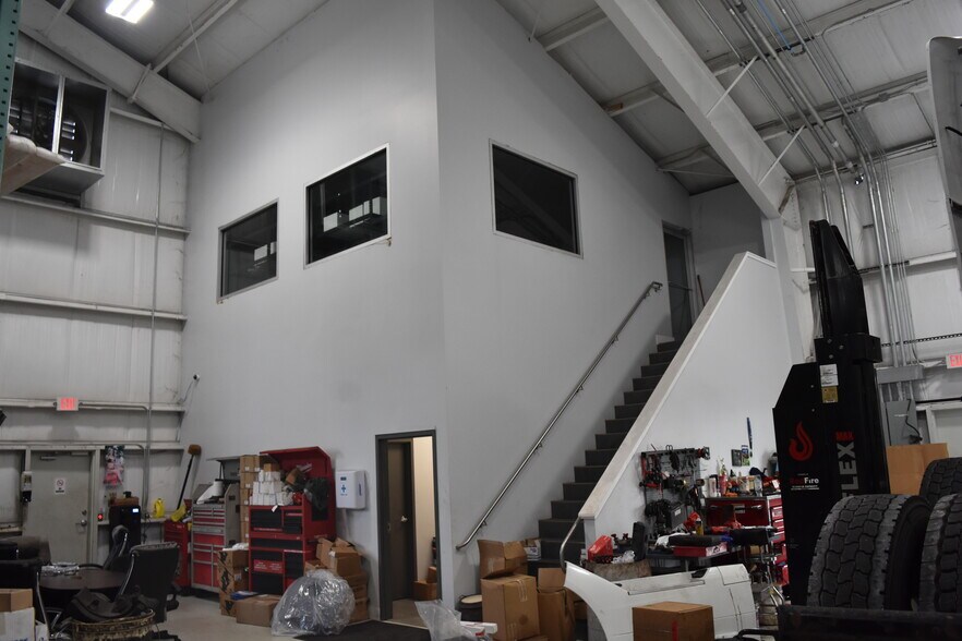 More Photos Of 6015 N US Highway 301, Tampa Warehouse For Lease
