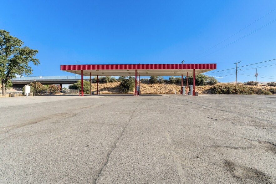More Photos Of 943 W Westfield Ave, Porterville Service Station For Sale