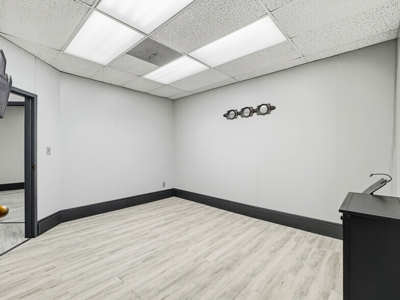More Photos Of 1212 Air Depot, Midwest City Office For Lease