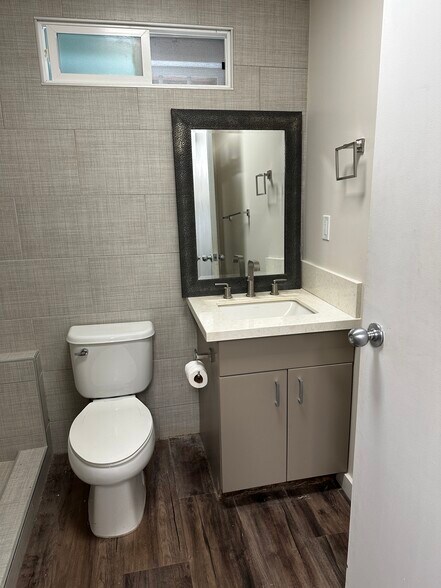 More Photos Of 2144 Kauhana St, Honolulu Storefront Retail Office For Lease