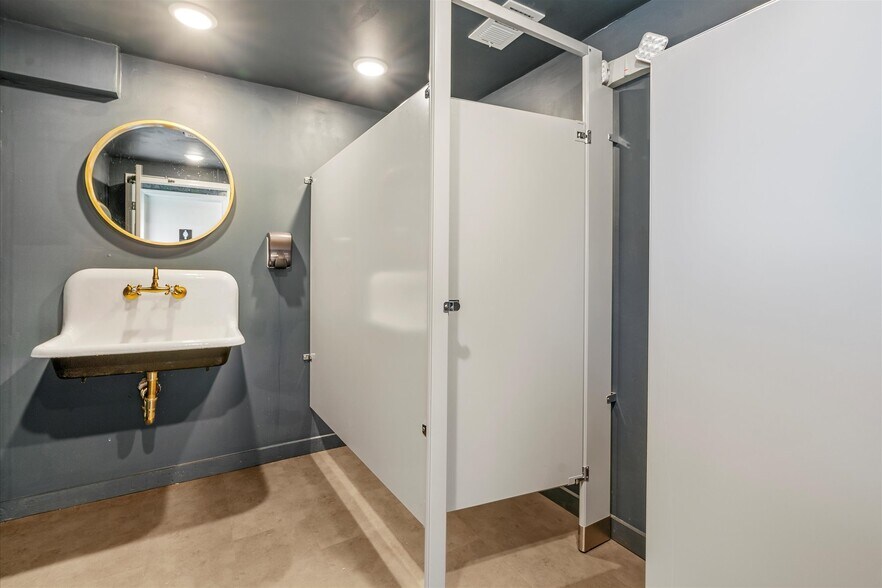 More Photos Of 415 S Thompson Ave, Excelsior Springs Bar For Sale