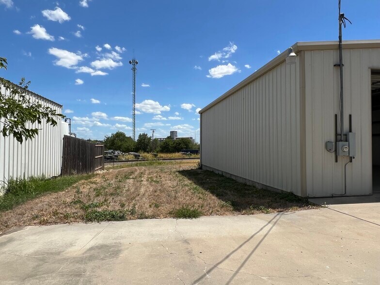 More Photos Of 408 E 2nd St, Taylor Warehouse For Lease