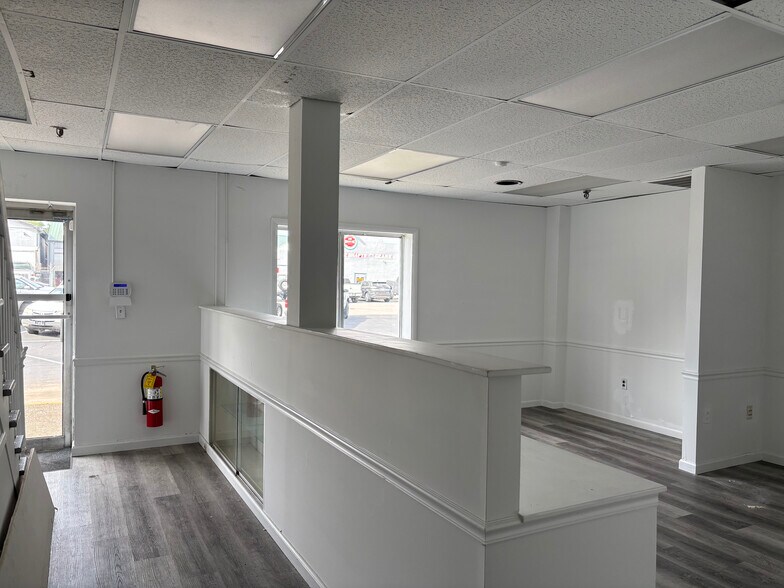 More Photos Of 418 W Lake Ave, Rossville Warehouse For Lease