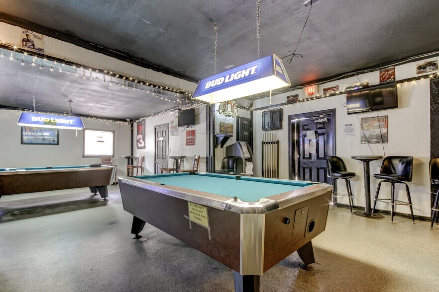 More Photos Of 5402 W US Highway 92, Plant City Bar For Sale