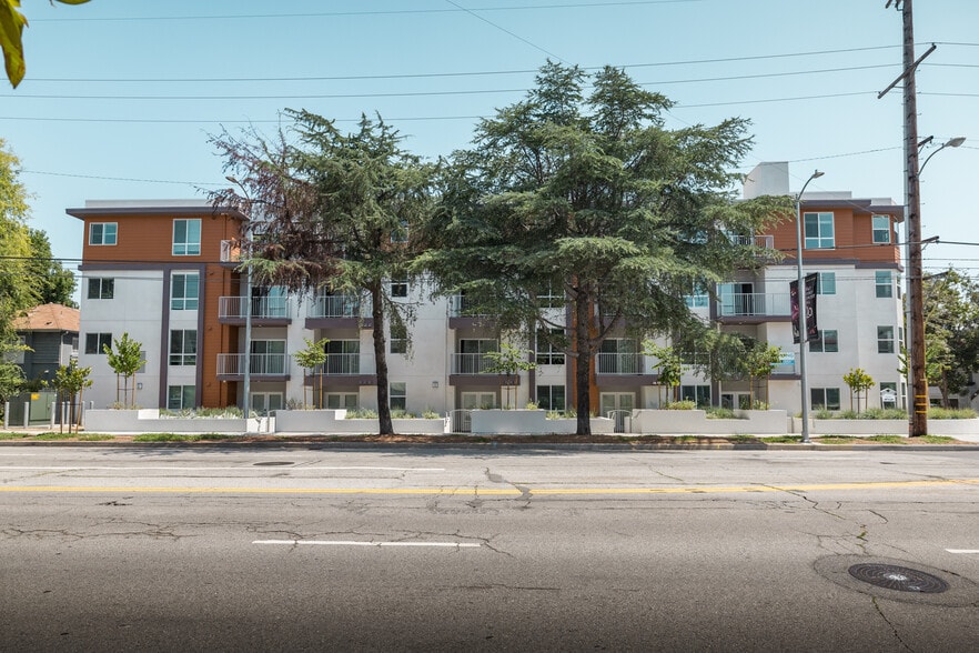 More Photos Of 10555 Bloomfield St, Toluca Lake Apartments For Sale
