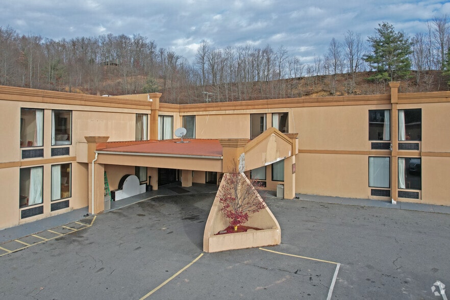 More Photos Of 127 Ontario Dr, Mount Hope Hotel For Sale