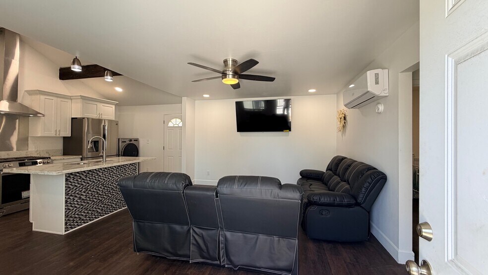 More Photos Of 1012 E Mineral King Ave, Visalia Flex For Sale