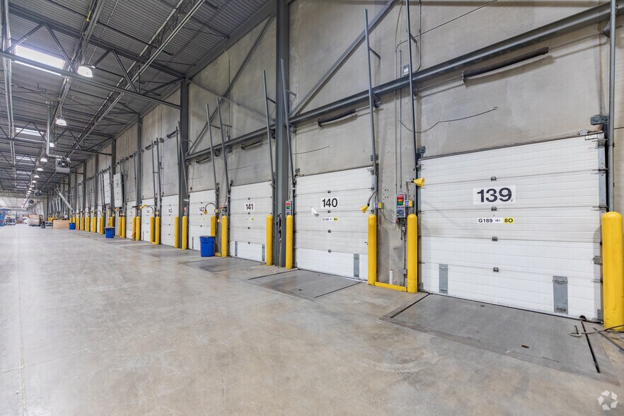 More Photos Of 8495 Goreway Dr, Brampton Warehouse For Lease