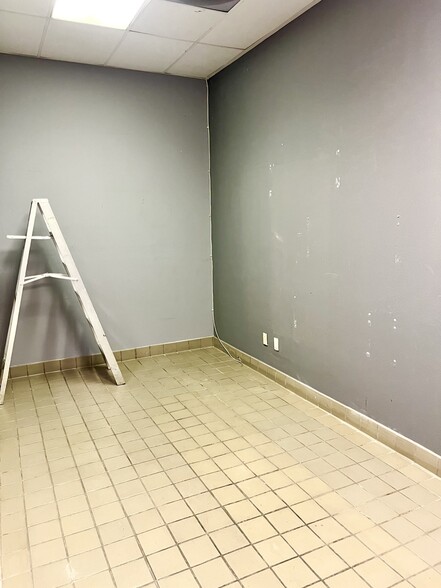 More Photos Of 210 N Western Ave, Los Angeles Storefront For Lease