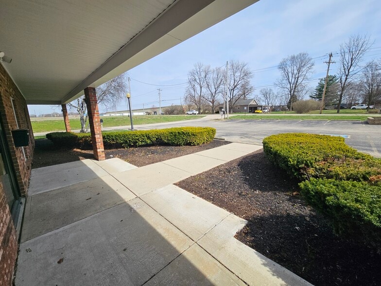 More Photos Of 1314 Barnhart Rd, Troy Office For Lease