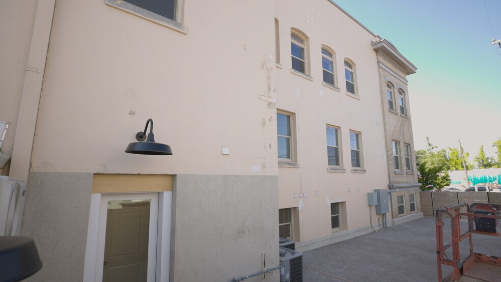 More Photos Of 550 N 1st St, Woodburn Office For Sale