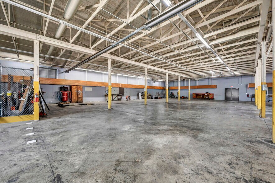 More Photos Of 215 W Bridge St, Elyria General Retail For Sale