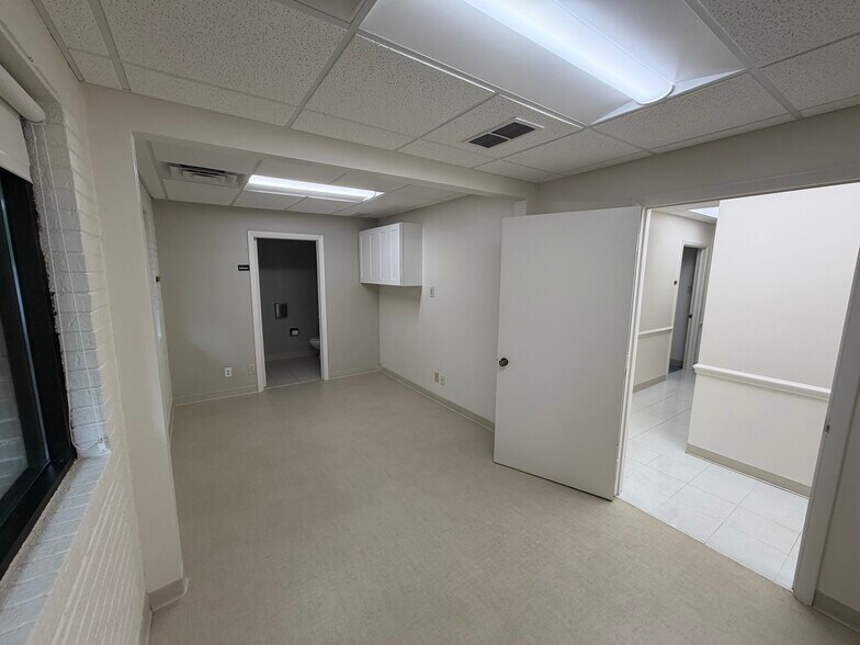 More Photos Of 311 W Wendover Ave, Greensboro Medical For Lease
