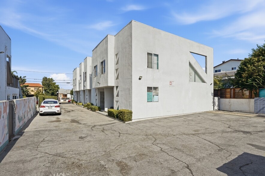More Photos Of 6846 Gentry Ave, North Hollywood Apartments For Sale