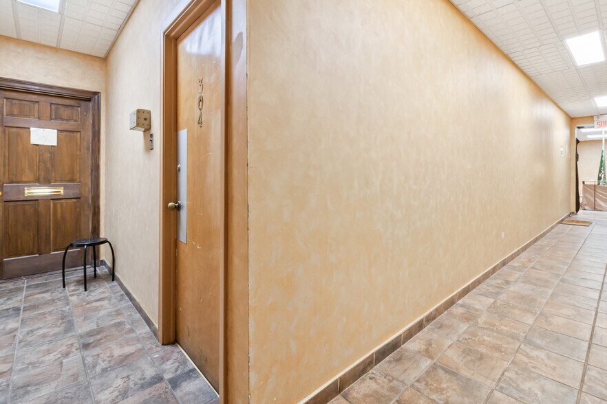 More Photos Of 8270 Av Mountain Sights, Montréal Office For Sale