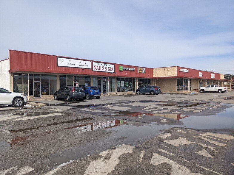 Primary Photo Of 400 W Park Ave, Iowa Park General Retail For Lease