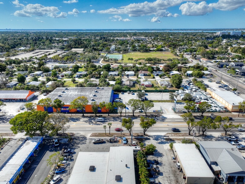 More Photos Of 3040 Fowler St, Fort Myers Warehouse For Lease