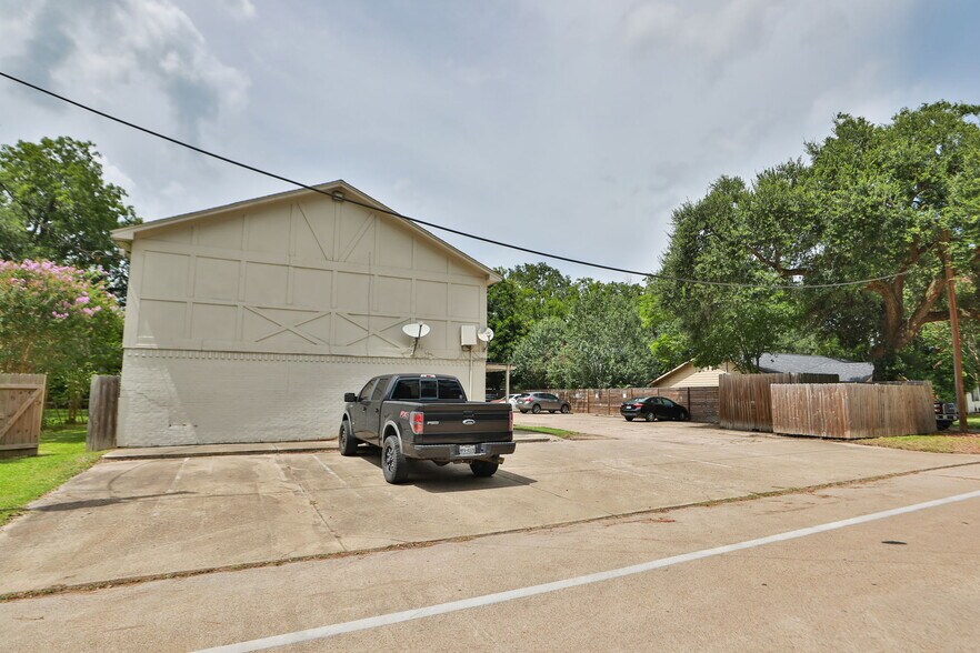 More Photos Of 1312 W Adoue St, Alvin Apartments For Sale