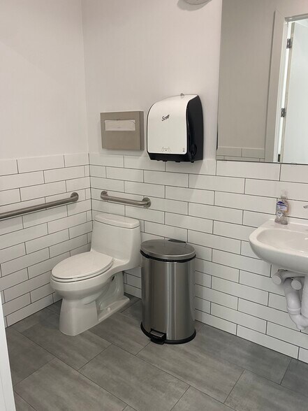 More Photos Of 91 E 21st St, Bayonne Office For Lease