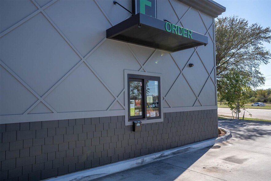 More Photos Of 330 NW John Jones Dr, Burleson General Retail For Sale