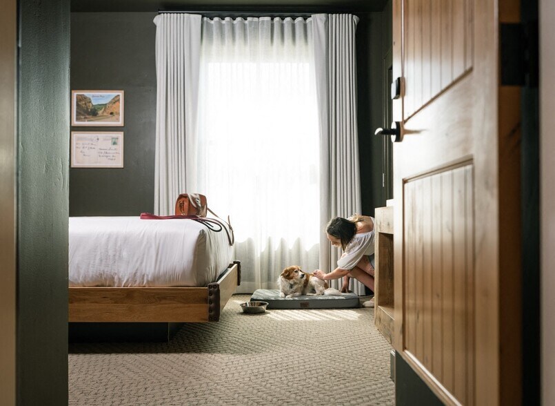 More Photos Of 527-537 State St, Santa Barbara Hotel For Lease